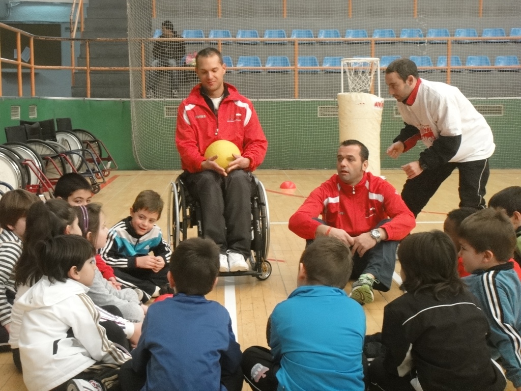 Este sábado el ayuntamiento de Salamanca, dentro de su programa prebenjamín para escolares salmantinos organizó la actividad de deporte adaptado - deporte paralímpico con el doble objetivo de educar y divertir; baloncesto en silla de ruedas, goalball, boccia, volei sentados, y otras pruebas y juegos hicieron las delicias de los infantes entre 4 y 8 años. Aviva fue la encargada a través de sus técnicos y monitores de desarrollar este programa que también tiene continuidad en los centros educativos de Salamanca y su provincia.